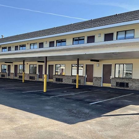 Baymont By Wyndham Petoskey Motel Exterior photo