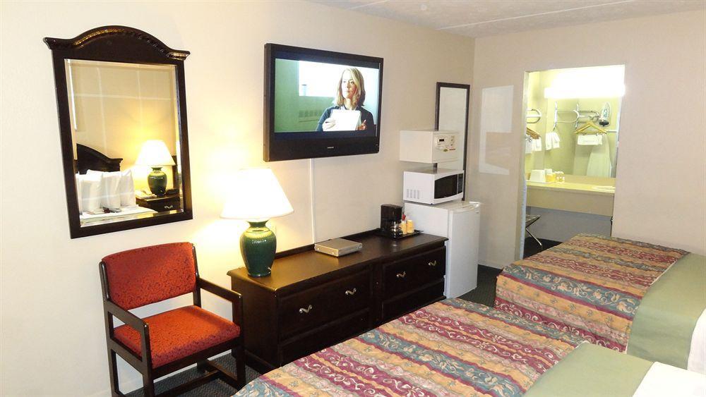 Baymont By Wyndham Petoskey Motel Exterior photo