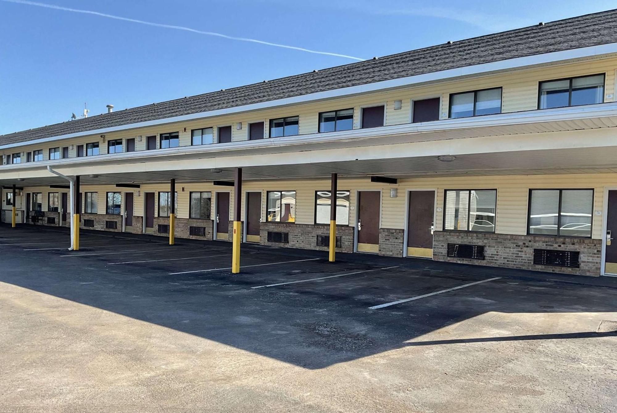 Baymont By Wyndham Petoskey Motel Exterior photo