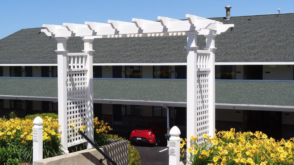 Baymont By Wyndham Petoskey Motel Exterior photo