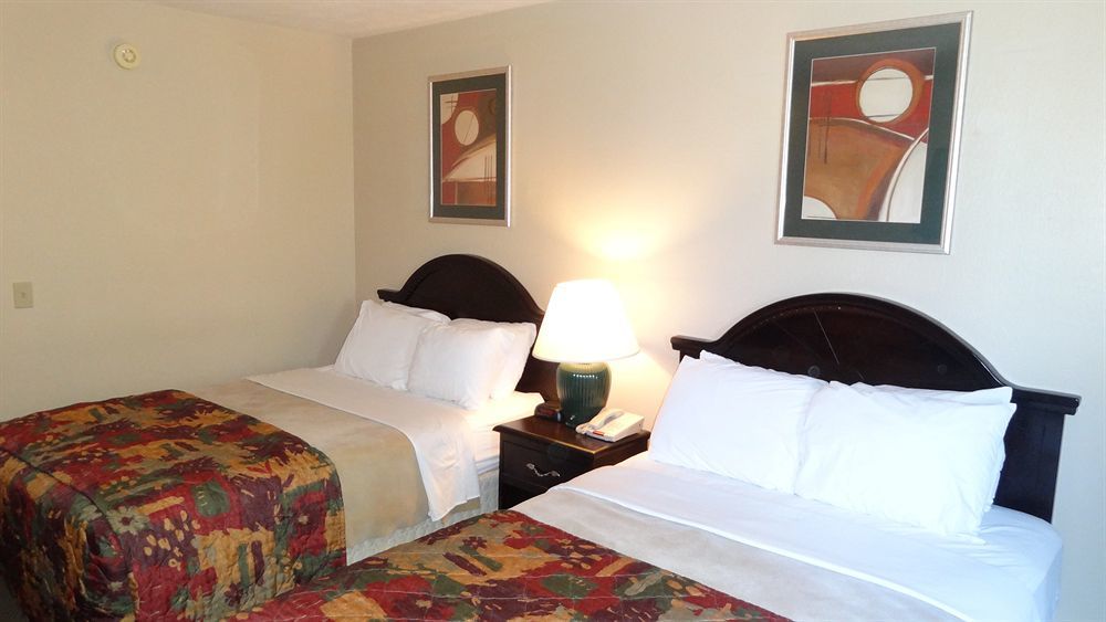 Baymont By Wyndham Petoskey Motel Exterior photo