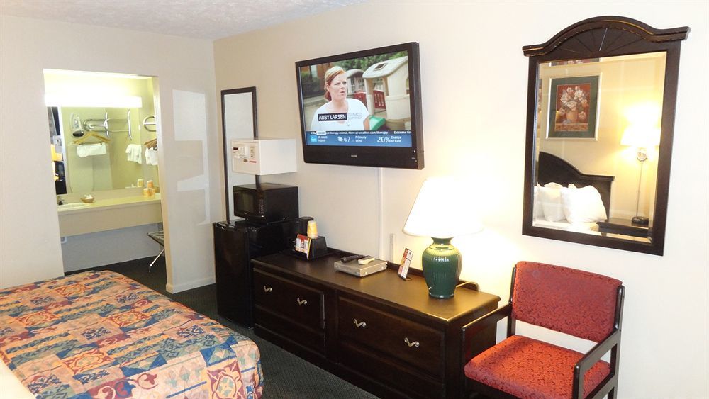 Baymont By Wyndham Petoskey Motel Exterior photo