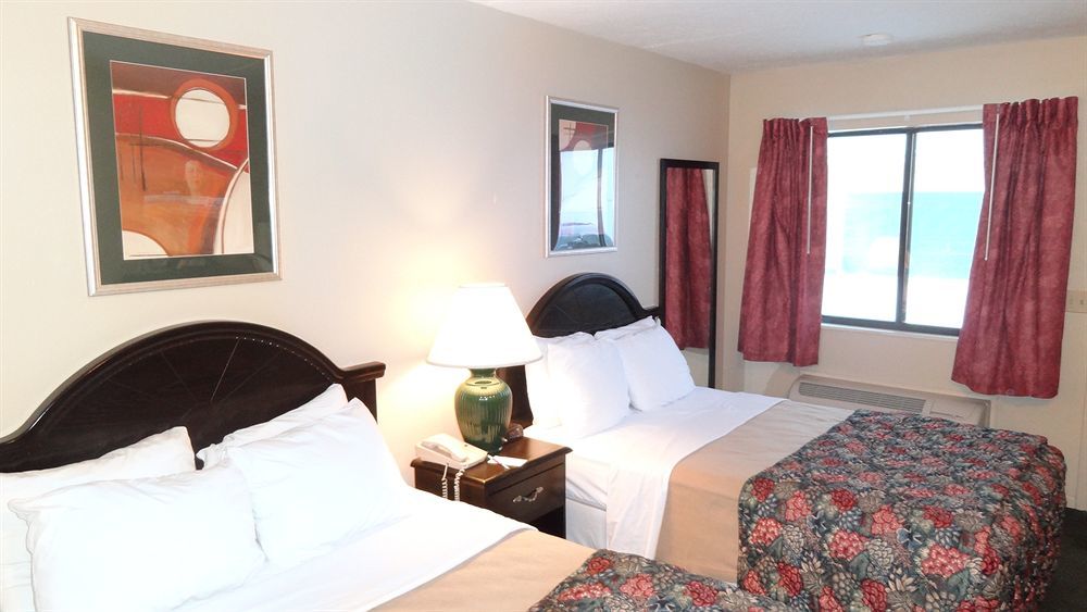 Baymont By Wyndham Petoskey Motel Exterior photo