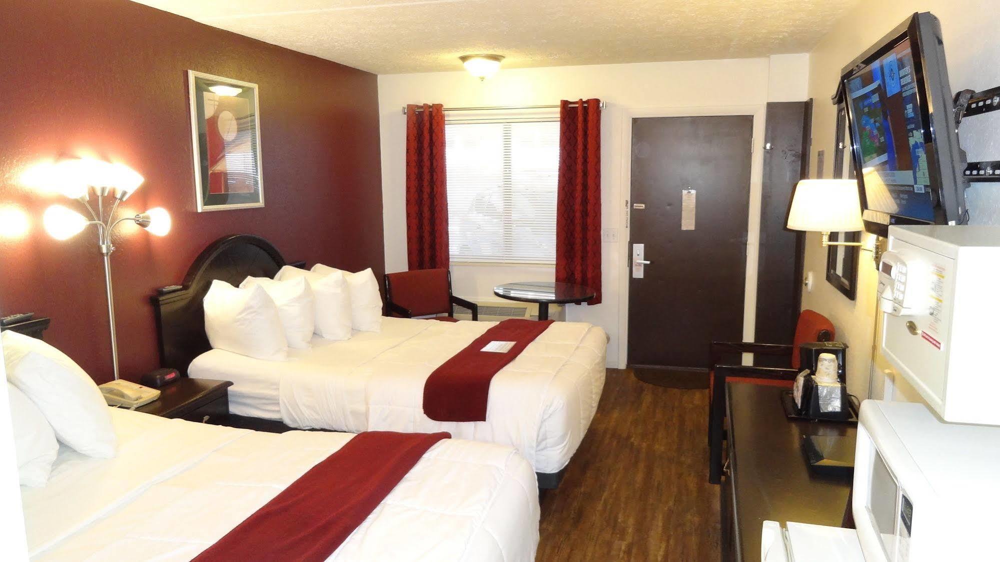 Baymont By Wyndham Petoskey Motel Exterior photo