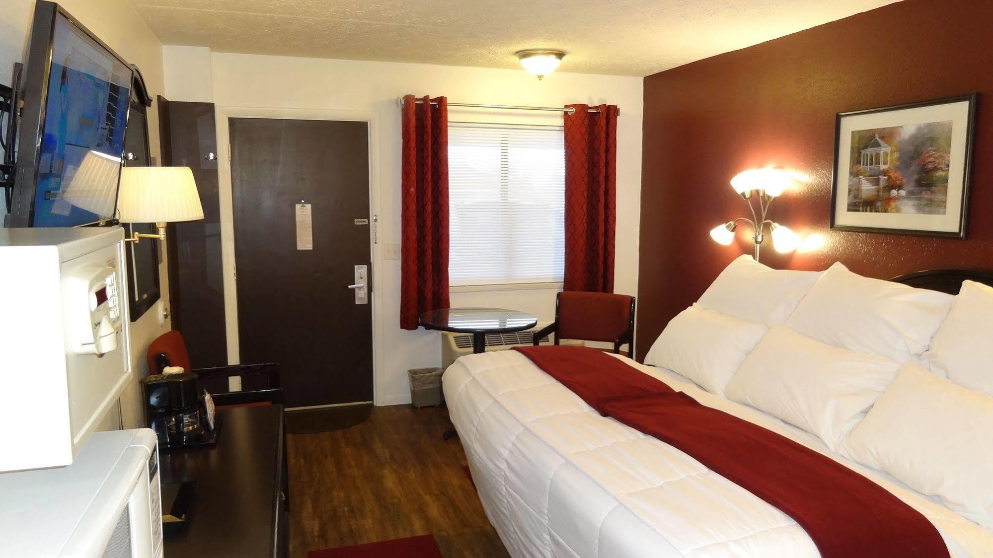 Baymont By Wyndham Petoskey Motel Exterior photo