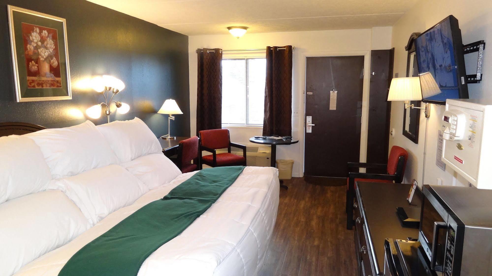 Baymont By Wyndham Petoskey Motel Exterior photo
