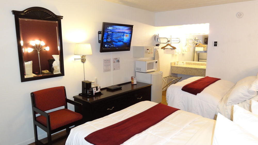 Baymont By Wyndham Petoskey Motel Exterior photo