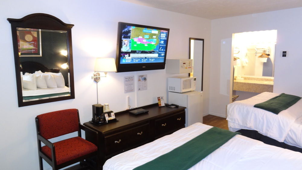 Baymont By Wyndham Petoskey Motel Exterior photo