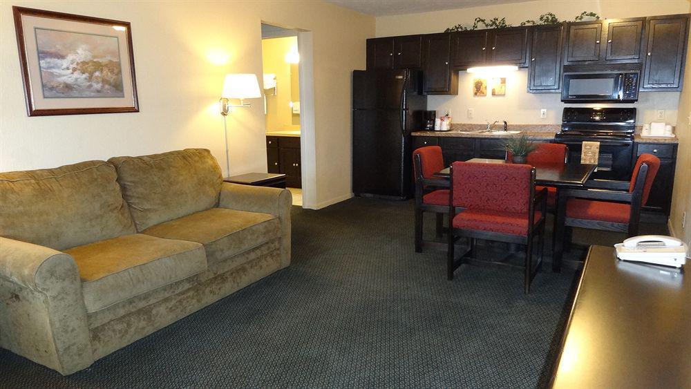 Baymont By Wyndham Petoskey Motel Exterior photo
